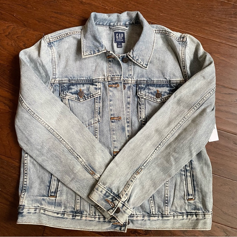 GAP light wash denim Jean jacket size L. New with tags!